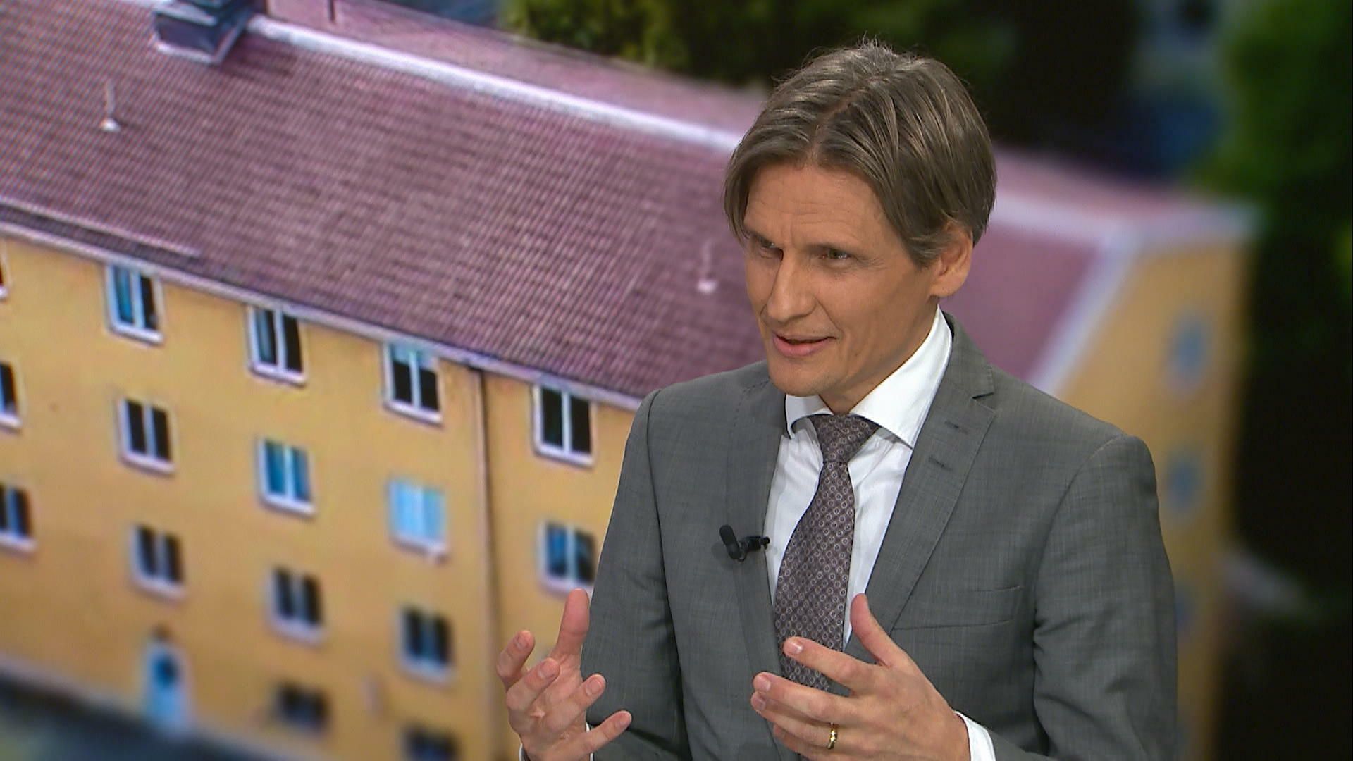 TV4:s reporter: Vilken gangster som helst kan köpa en hyr...