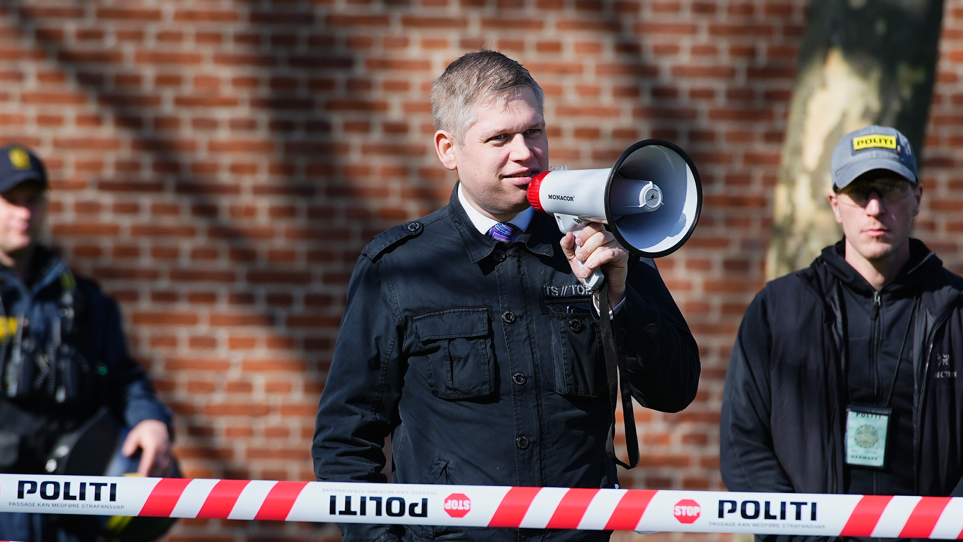 Paludan Vill Bränna Koranen Mitt Under Första Maj-tåget