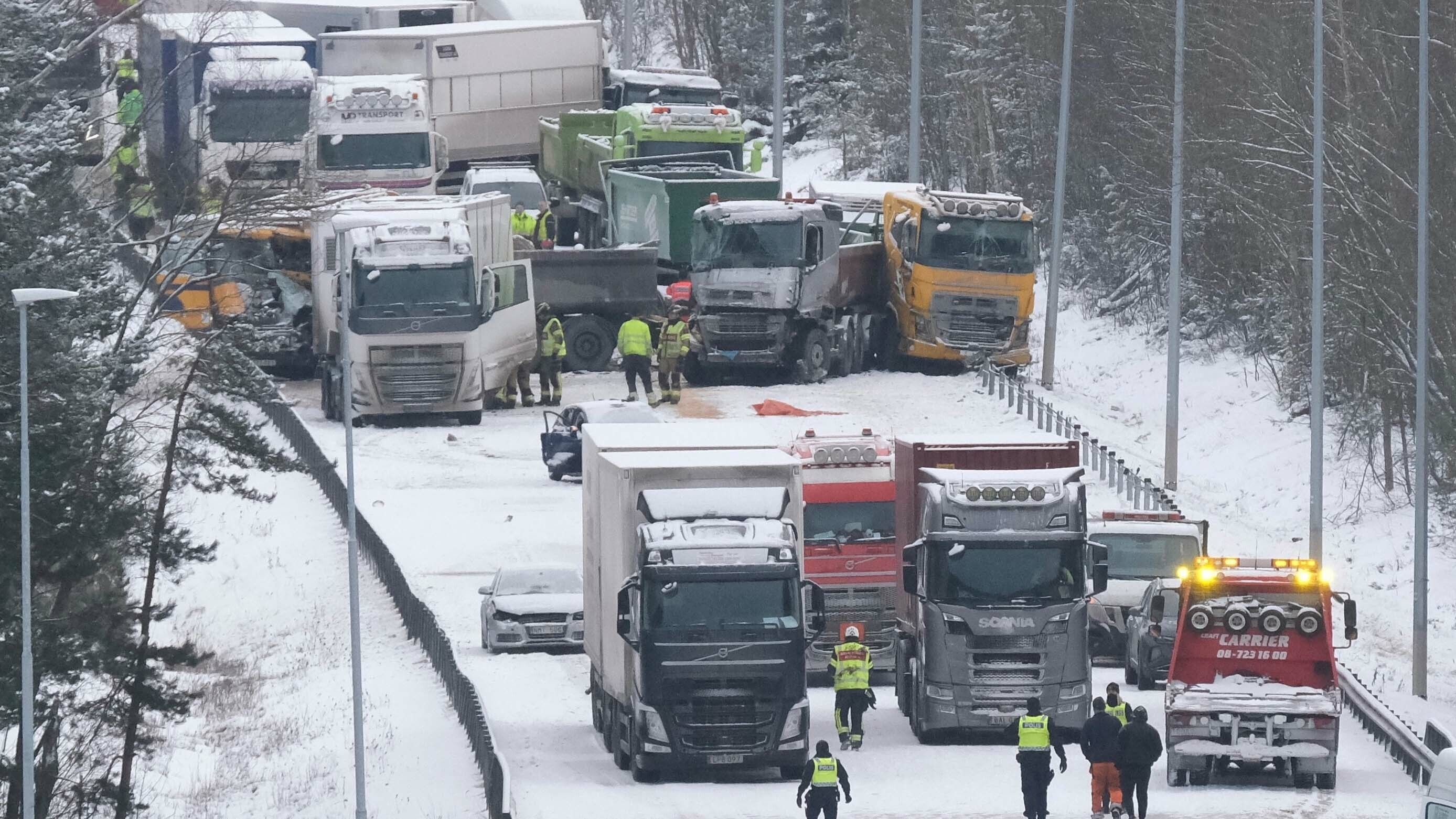E18 avstängd efter olycka
