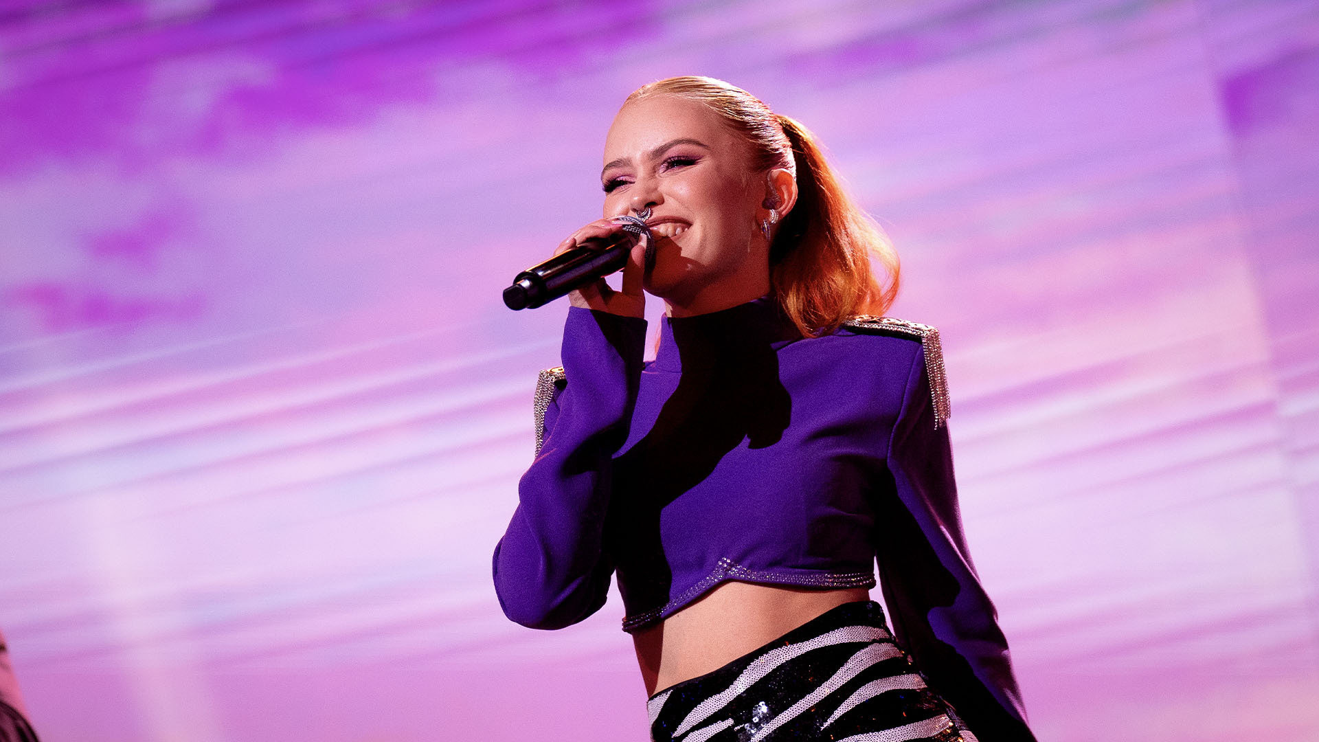 Saga Ludvigsson Sjunger Lush Life Av Zara Larsson I Idol ...