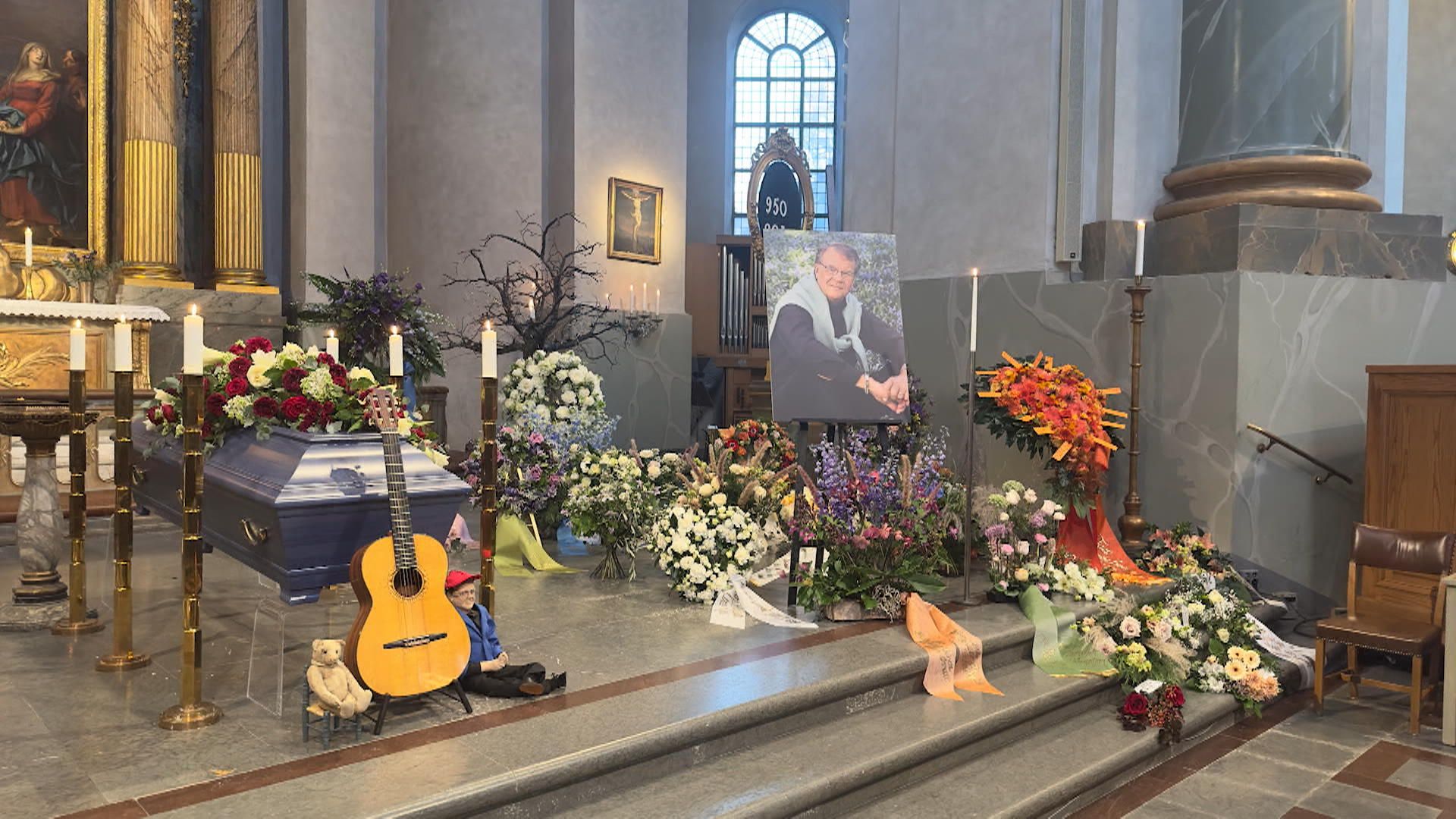 Så tog familj och vänner farväl av Lasse Berghagen