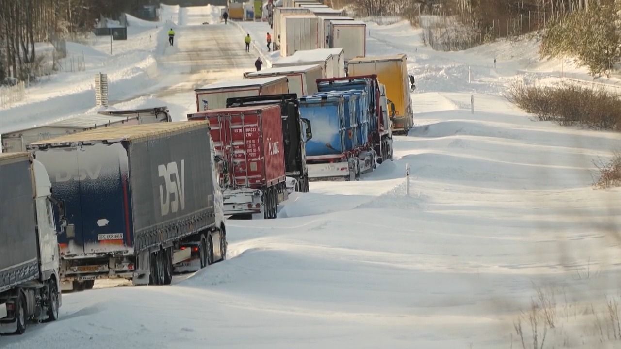 Socialdemokraterna kräver snökedjor på lastbilar efter E22