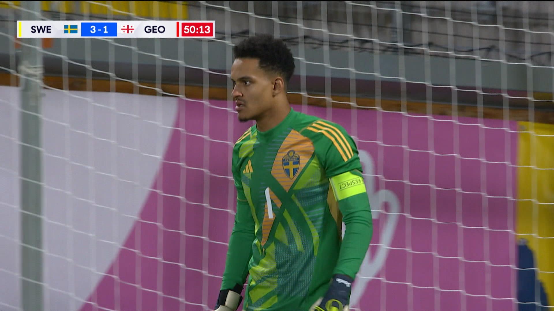 Oliver Dovin med jättetavla fotbollskanalen.se