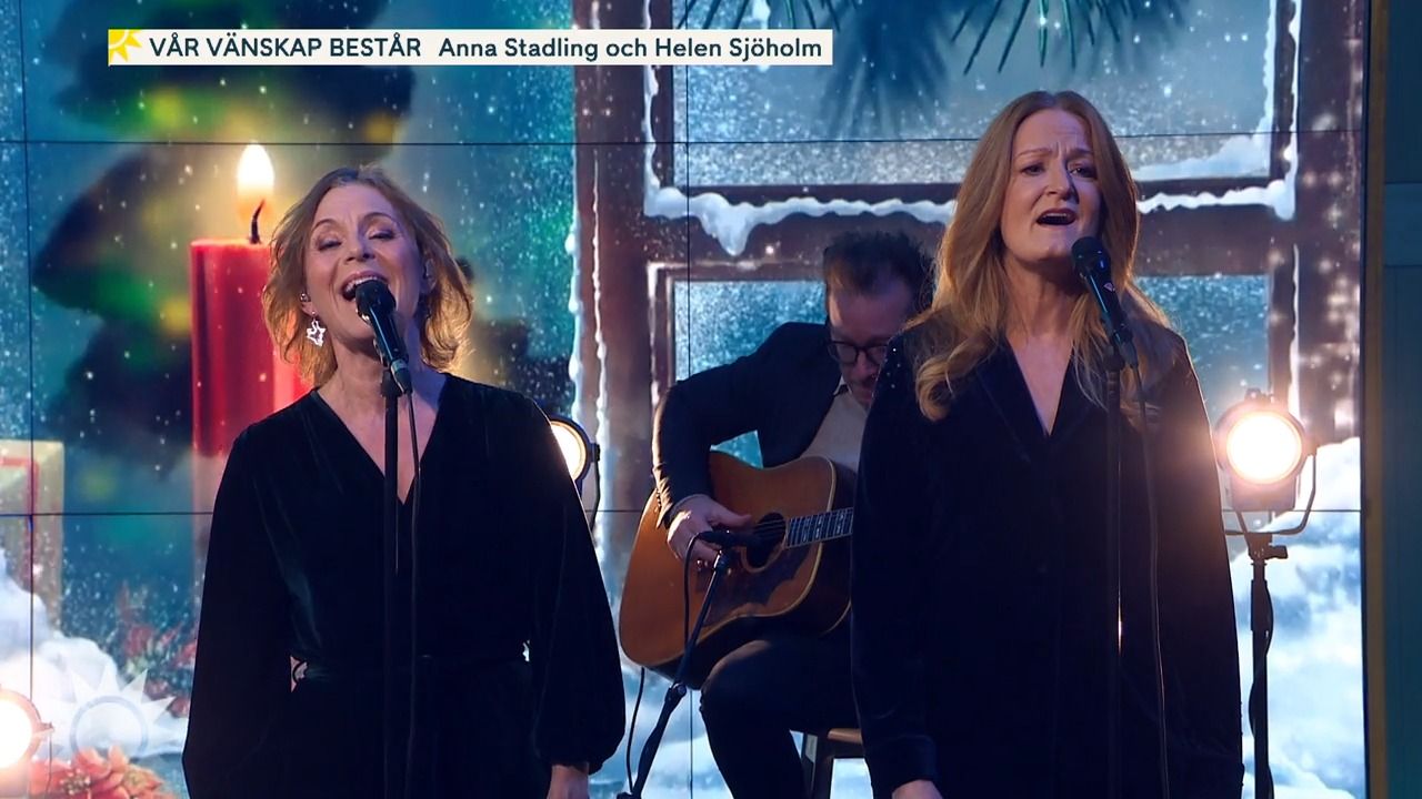 Helen och Anna firar 40 års vänskap med julsång