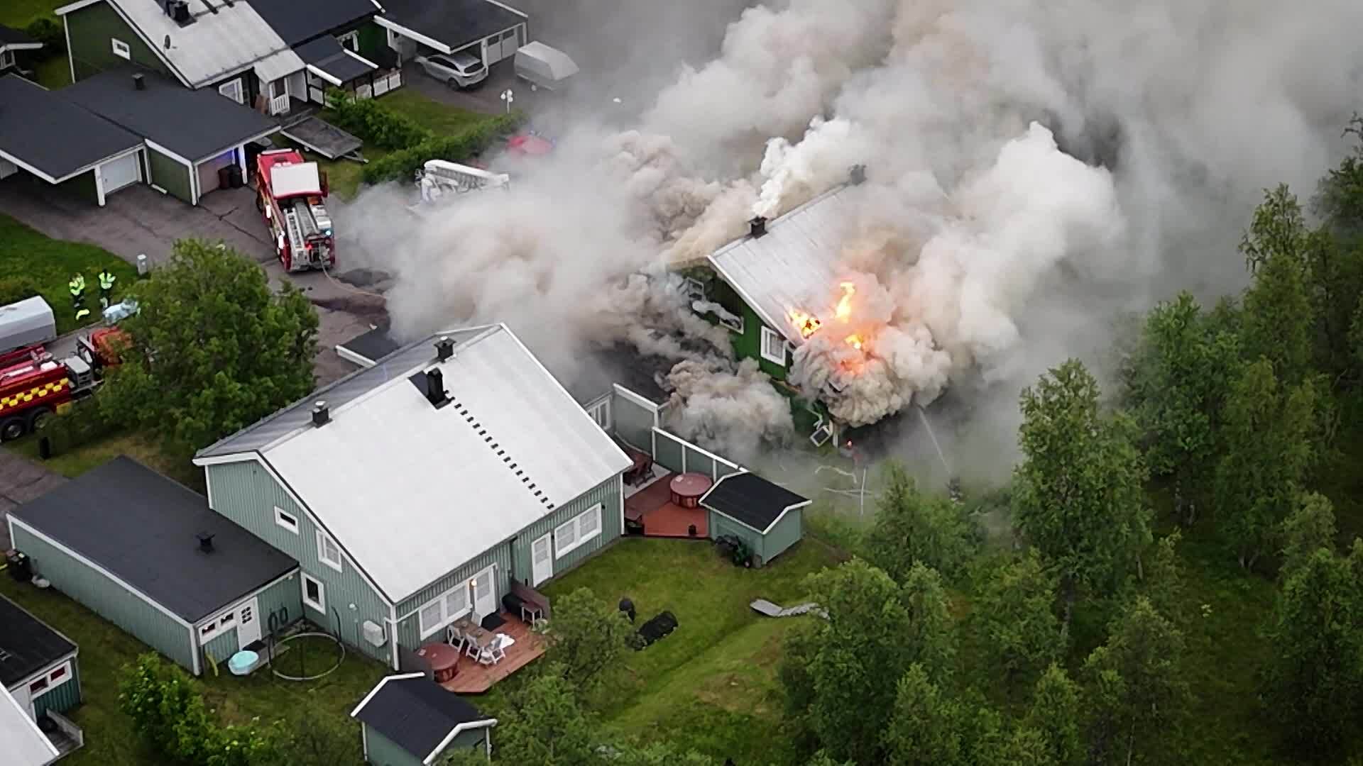 En person saknas efter en dramatisk husbrand i Kiruna – Vad hände egentligen?