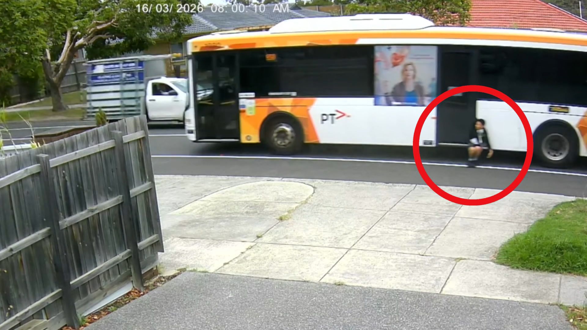 Här släpas en tolvårig pojke av en buss – i 350 meter